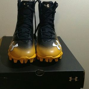 Youth under armour highlights rm football cleats